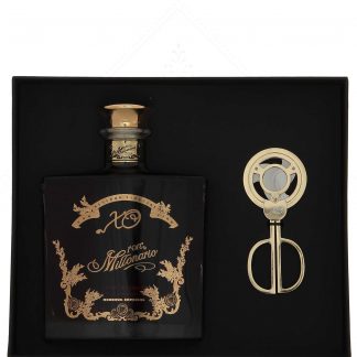 Millonario XO in box with 1 40° cigar cutter